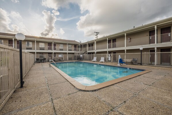 季節限定屋外プール、プール パラソル、サンラウンジャー