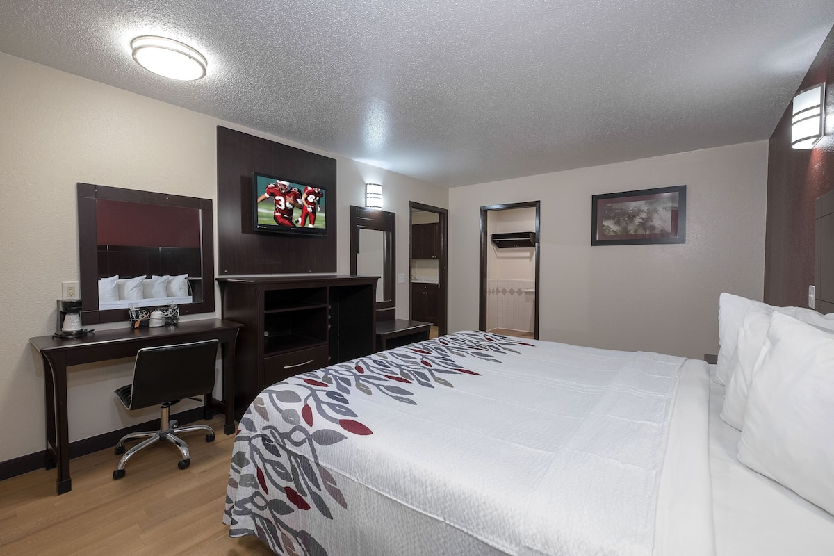 Premium bedding, down duvets, pillow-top beds, desk