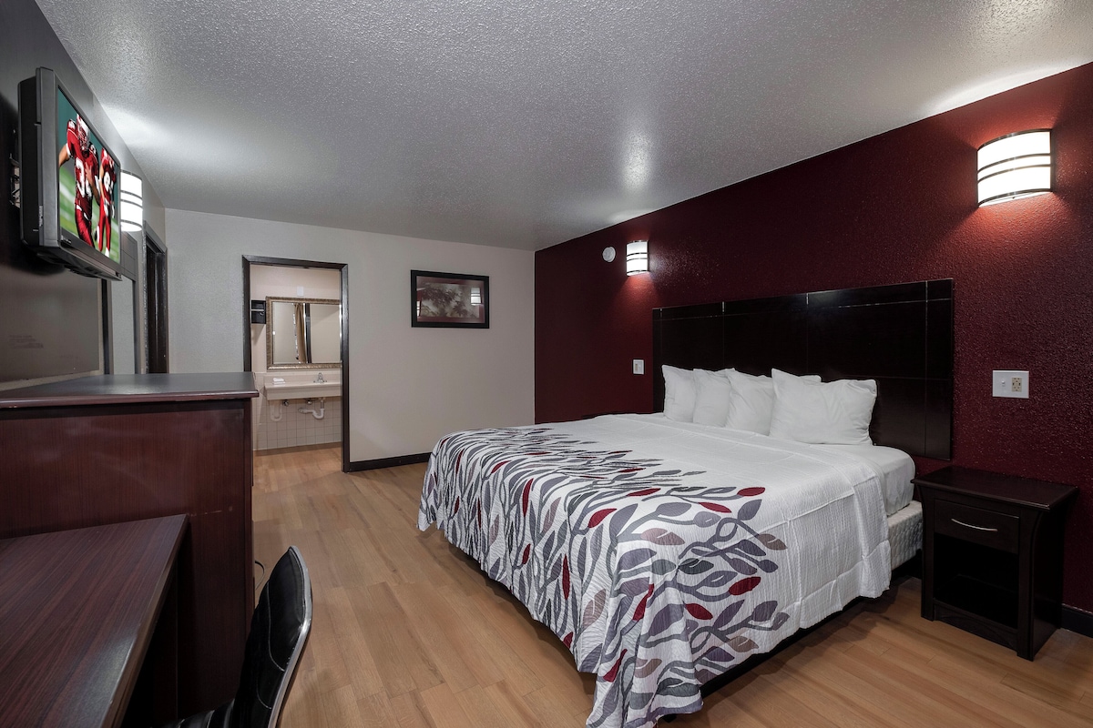Premium bedding, down duvets, pillow-top beds, desk