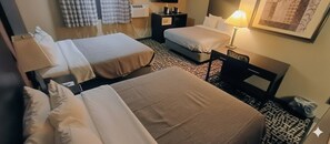 高級寢具、羽絨被、書桌、遮光布/窗簾