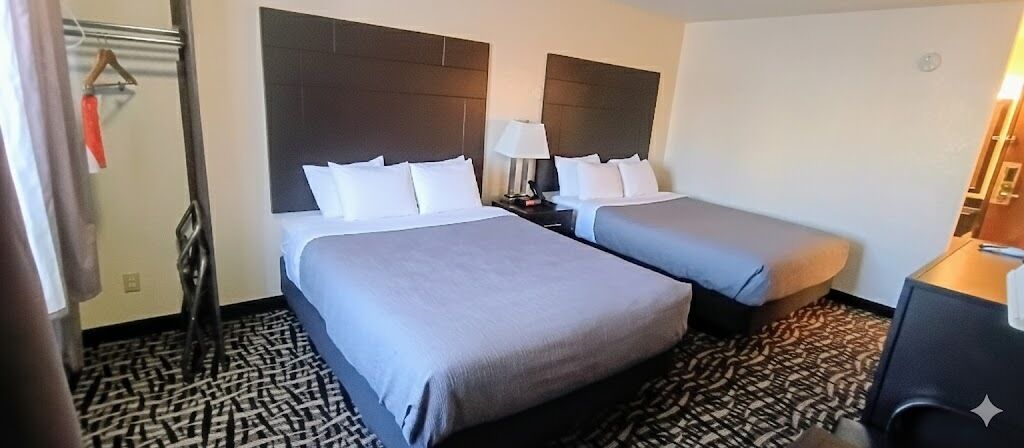 Habitación estándar, 2 camas Queen size, para no fumadores | Ropa de cama de alta calidad, edredón, escritorio y cortinas blackout 