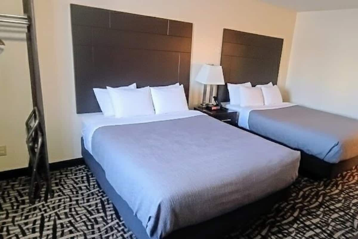 Habitación estándar, 2 camas de matrimonio, no fumadores | Ropa de cama de alta calidad, edredones de plumas, escritorio