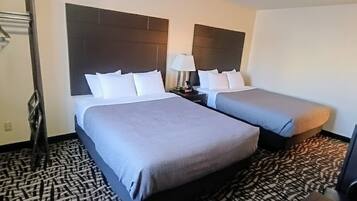 Habitació estàndard, 2 llits de matrimoni, no fumadors | Roba de llit d'alta qualitat, cobrellits, escriptori i cortines opaques