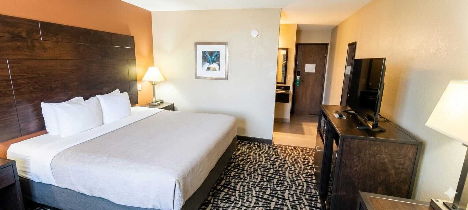 Premium bedding, down duvets, desk, blackout curtains