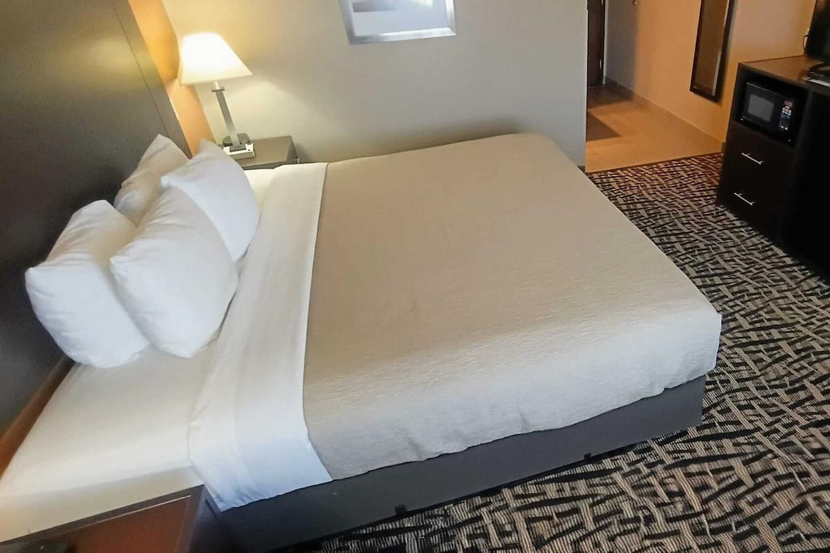 Premium bedding, down duvets, desk, blackout curtains