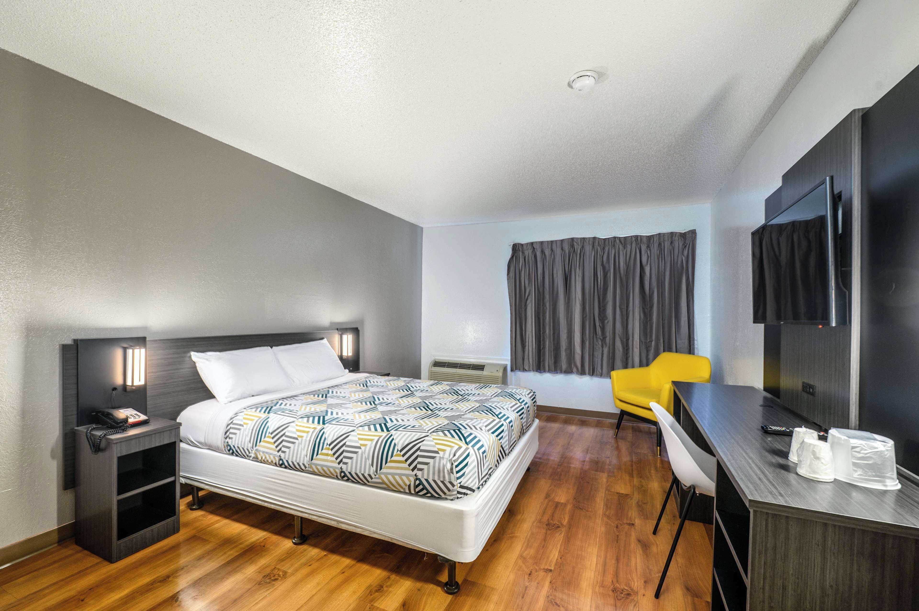 Laptopgeeigneter Arbeitsplatz, kostenloses WLAN, Bettwäsche