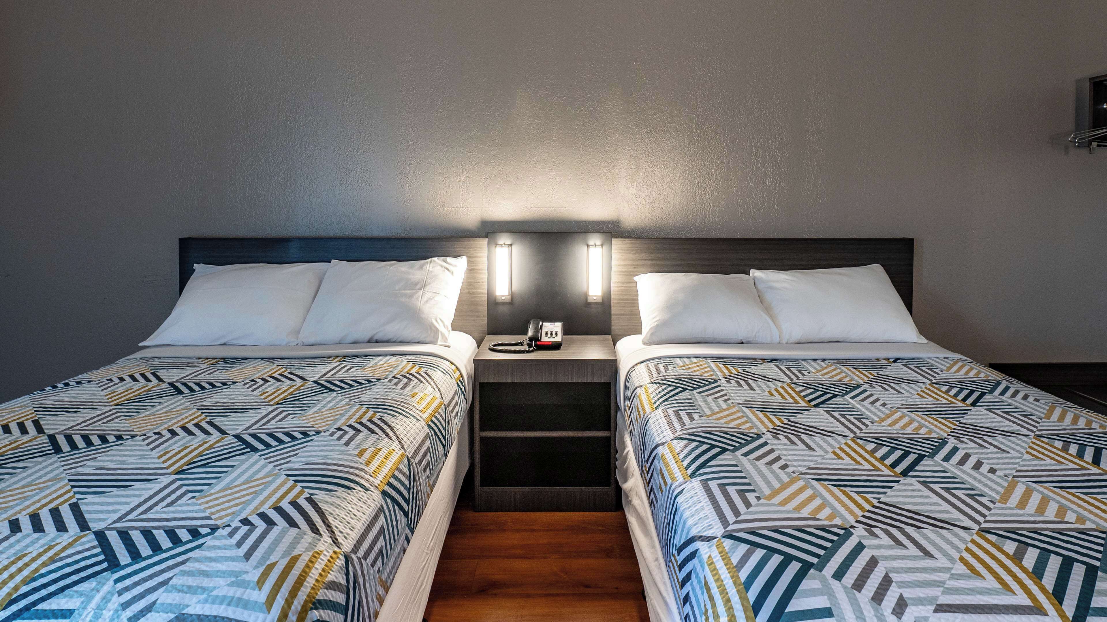 Espacio para trabajar con laptop, wifi gratis y ropa de cama 