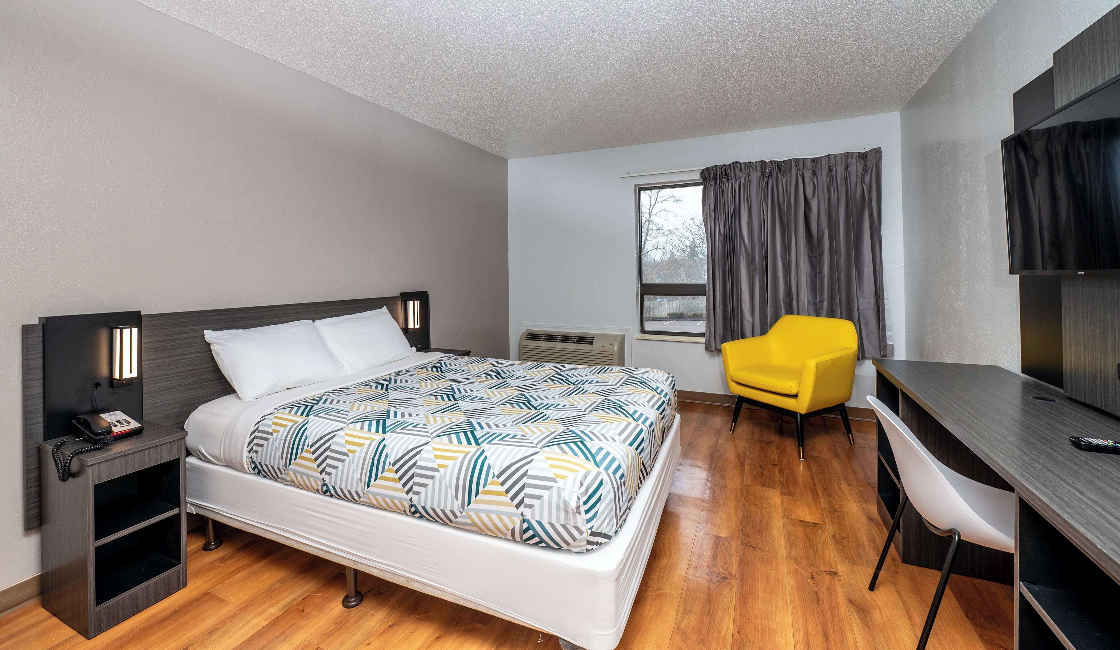 Laptopgeeigneter Arbeitsplatz, kostenloses WLAN, Bettwäsche