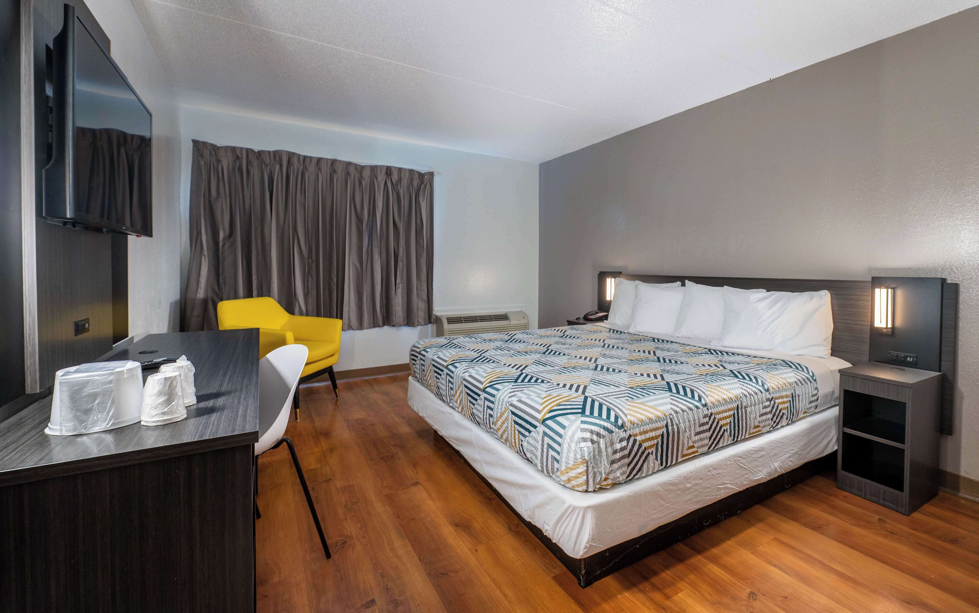 ノートパソコン用作業スペース、WiFi (無料)、ベッドシーツ