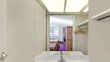 Combined shower/tub, free toiletries, towels