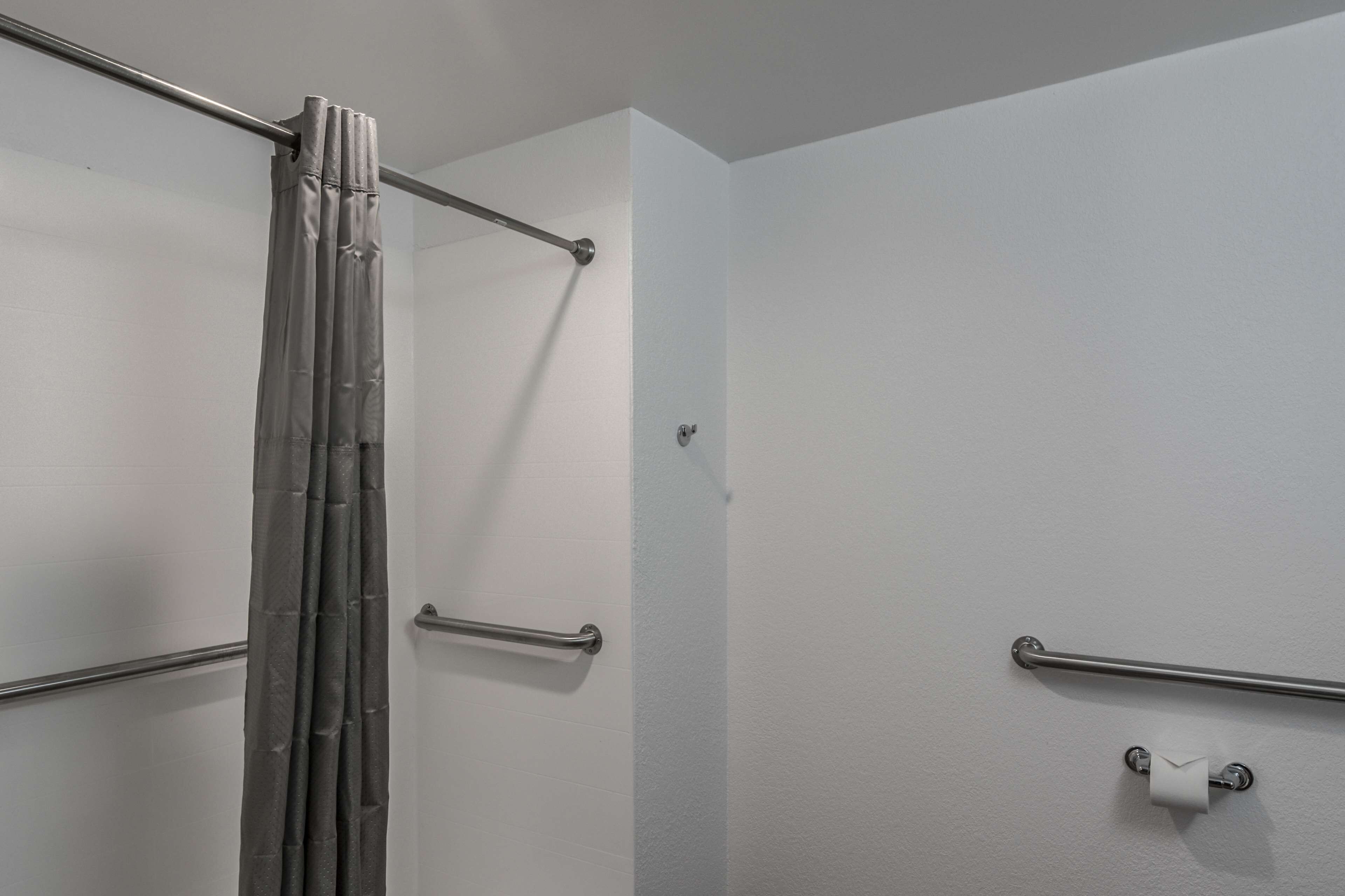 Combined shower/tub, towels
