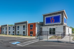 Property entrance - Motel 6 White, GA - Cartersville (White)