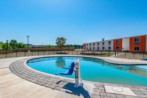 Una piscina al aire libre de temporada