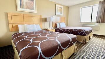 Seprai antialergi, meja kerja, dan tirai kedap cahaya