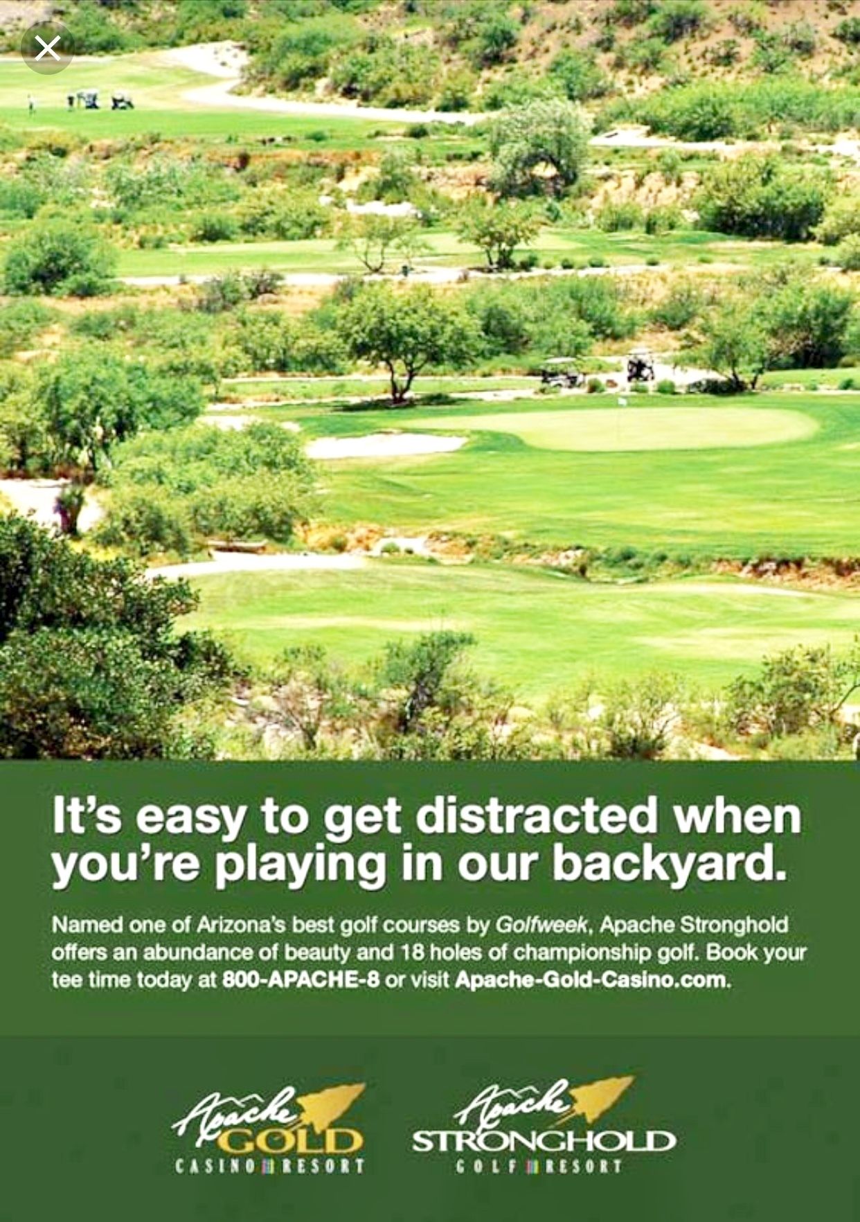 Un campo da golf con uno striscione verde pubblicitario dell'Apache Stronghold Golf Resort.