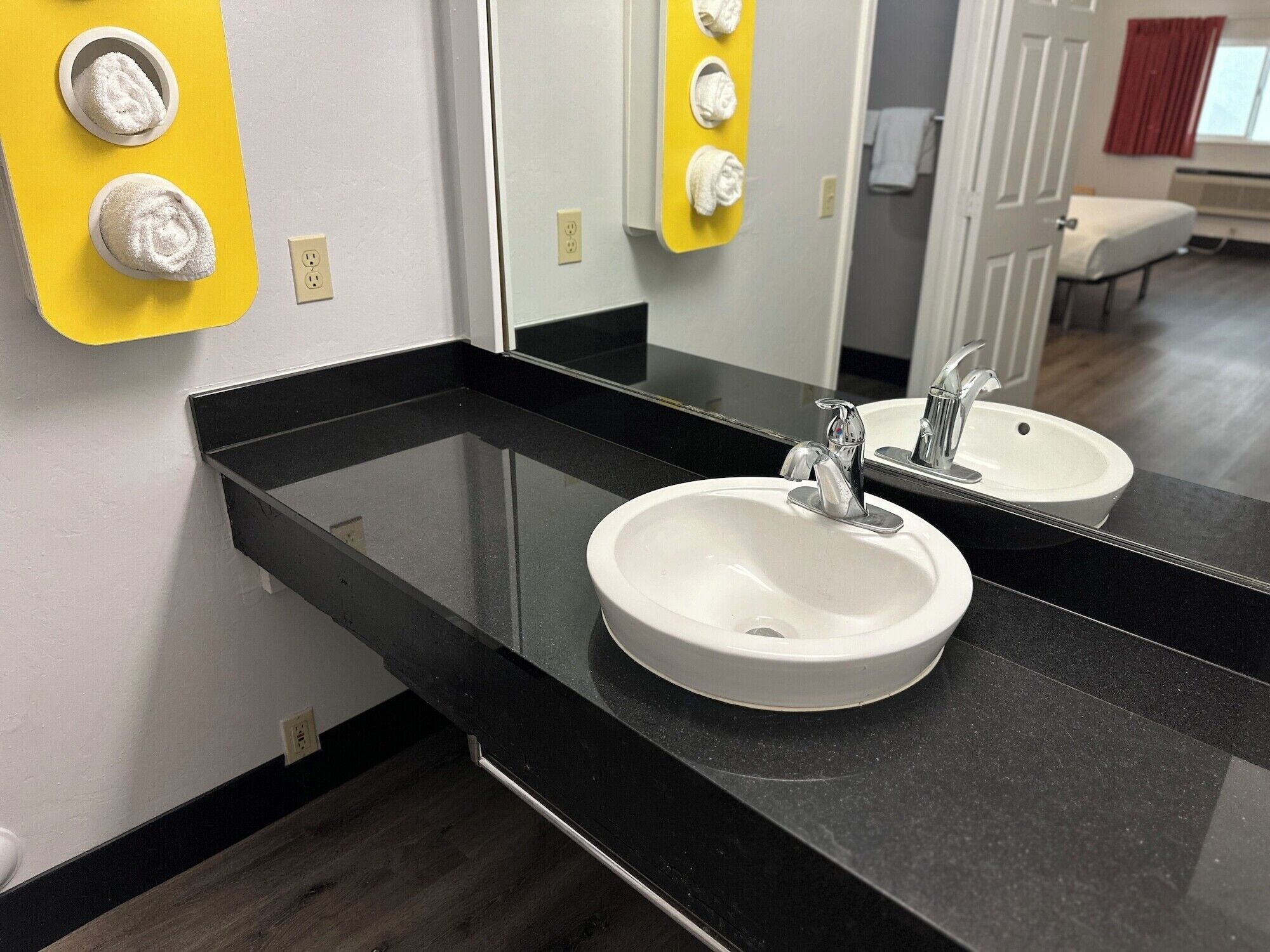 Combined shower/tub, towels