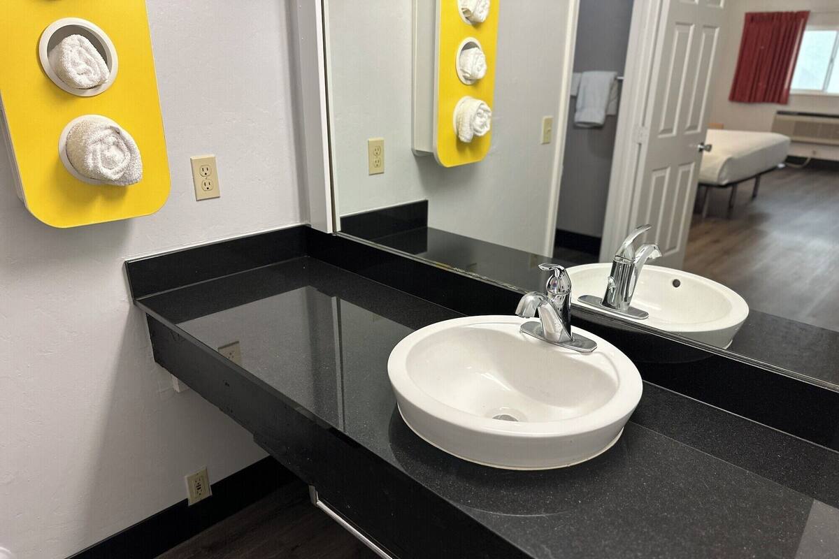 Combined shower/tub, towels