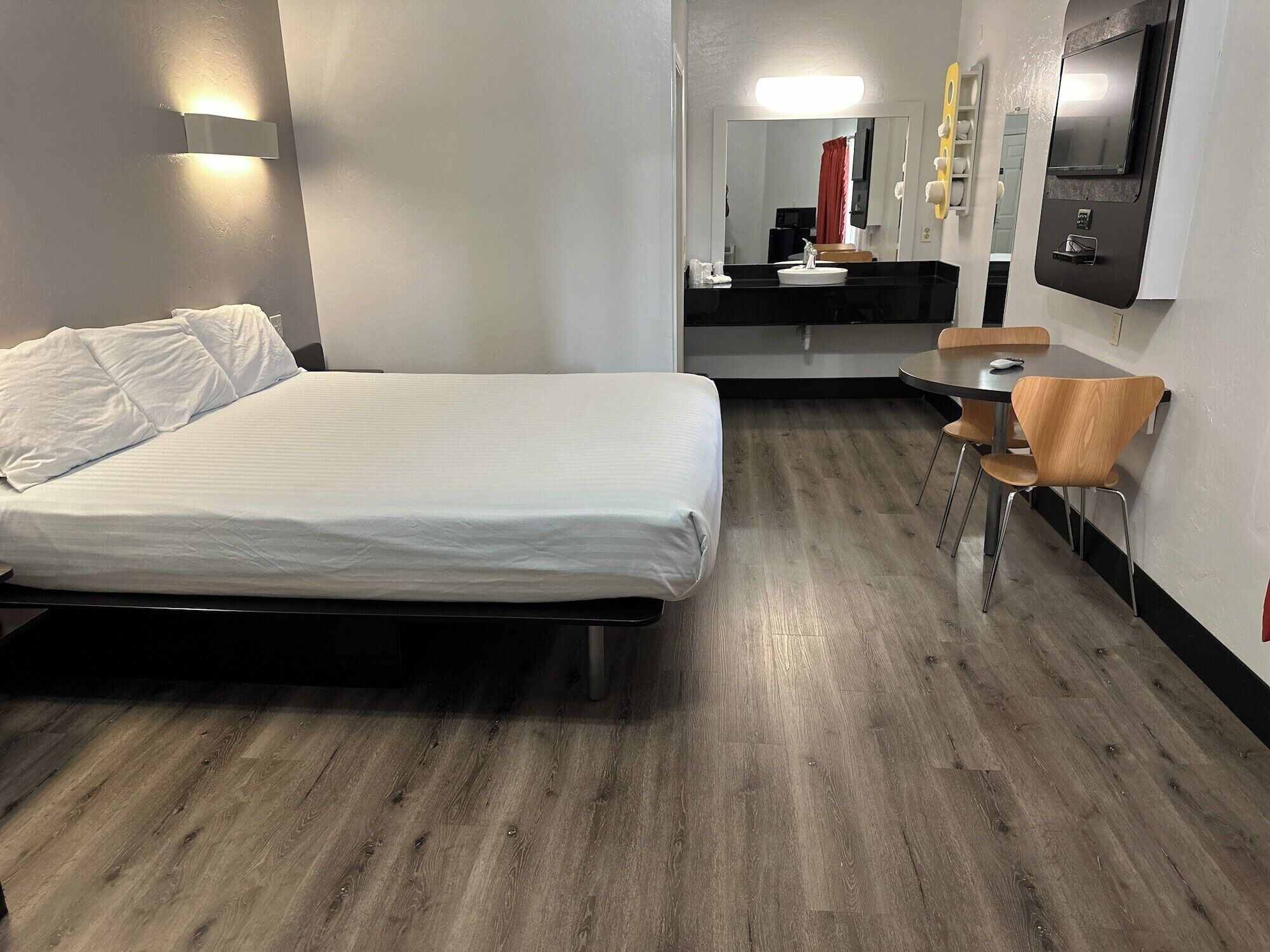 Free WiFi, bed sheets