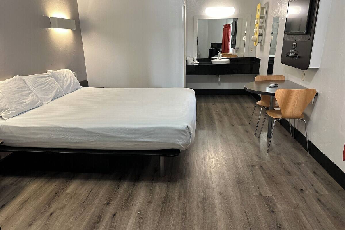 Free WiFi, bed sheets