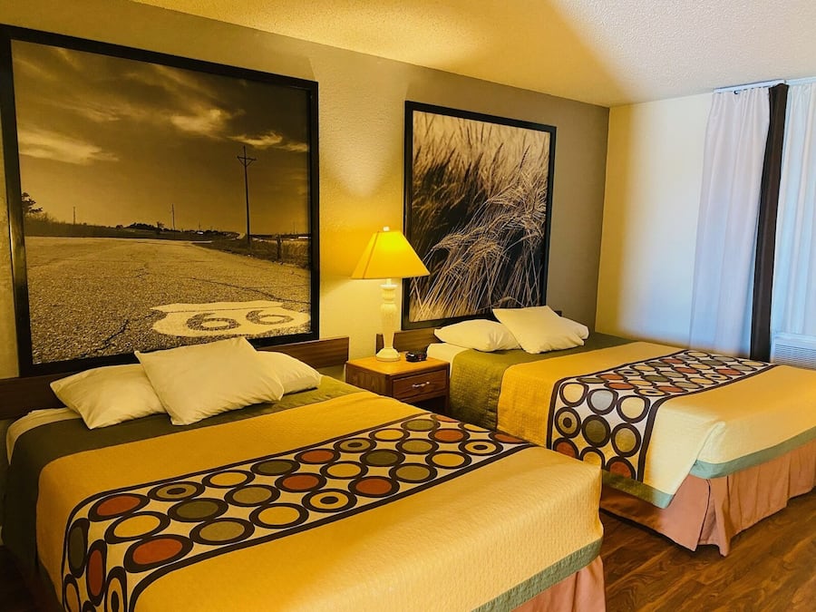 Quarto, 2 camas Queen, acessível, para não fumantes (Bathtub w/ Grab Bars) | Cofres nos quartos, cortinas blackout, ferros/tábuas de passar roupa