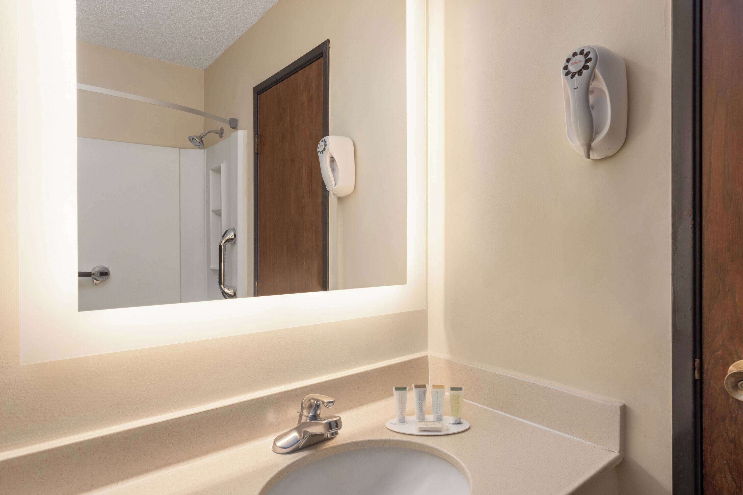 Ensemble baignoire-douche, articles de toilette (gratuits)