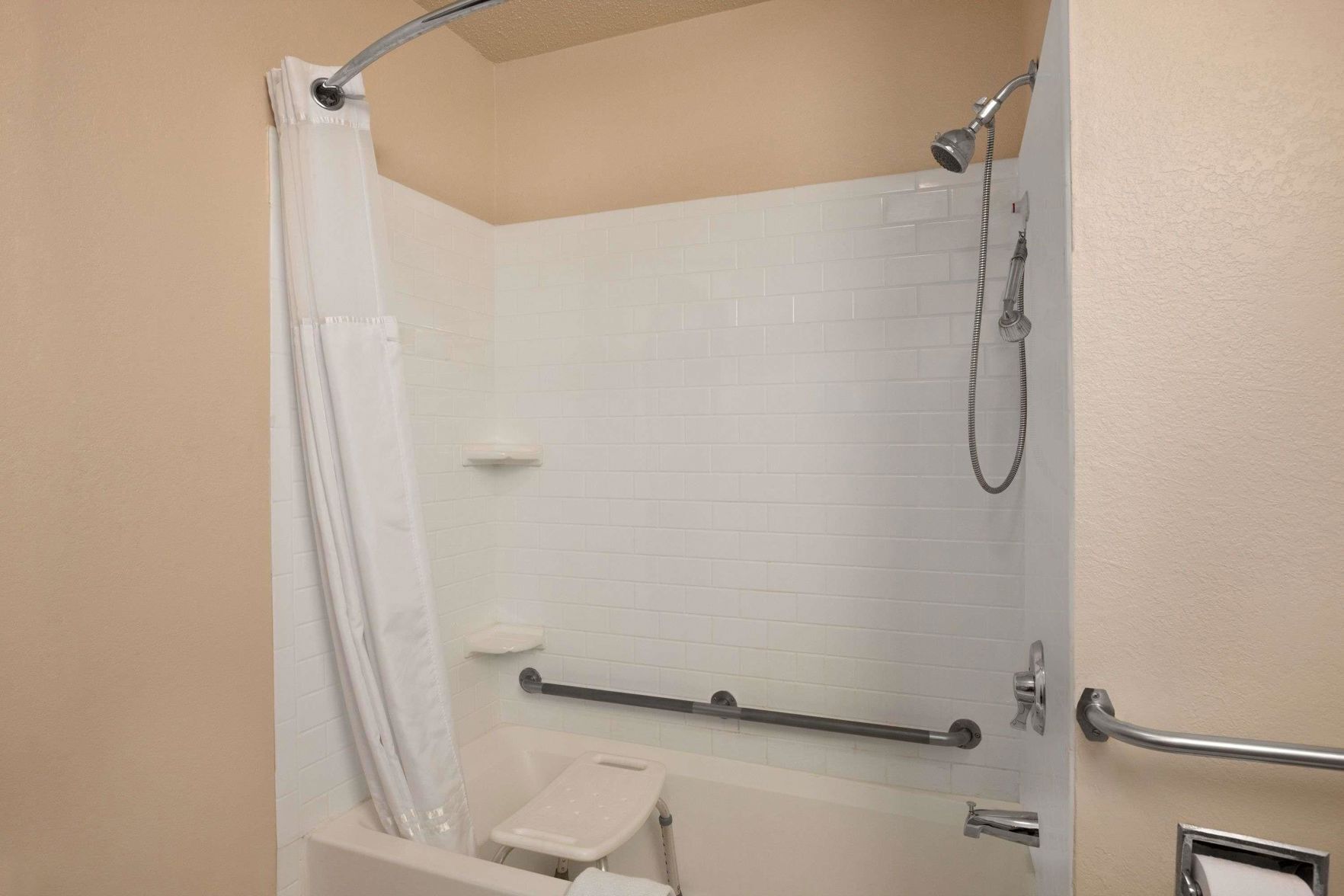 Salle de bain | Baignoire, articles de toilette gratuits, sèche-cheveux