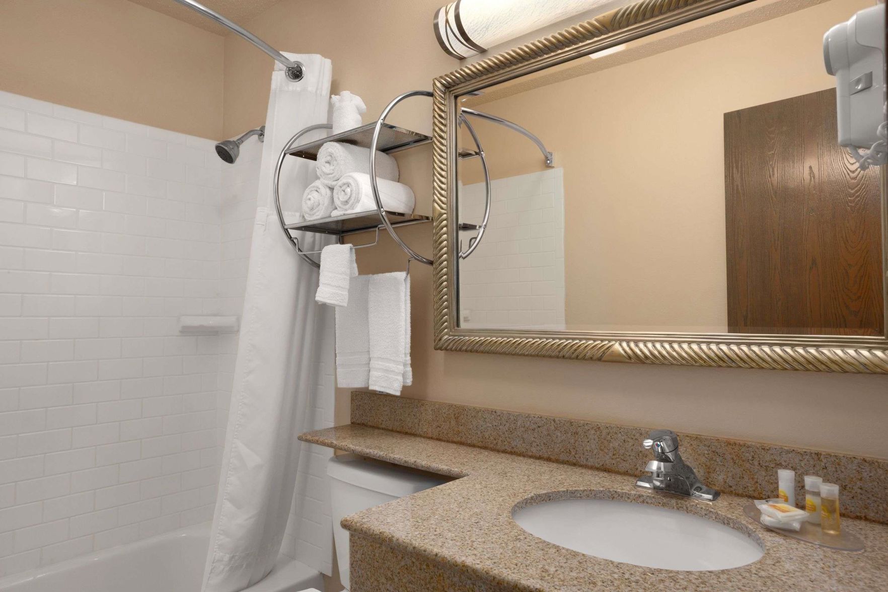 Salle de bain | Baignoire, articles de toilette gratuits, sèche-cheveux