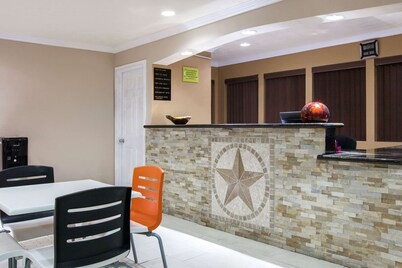 Super 8 by Wyndham Sherman