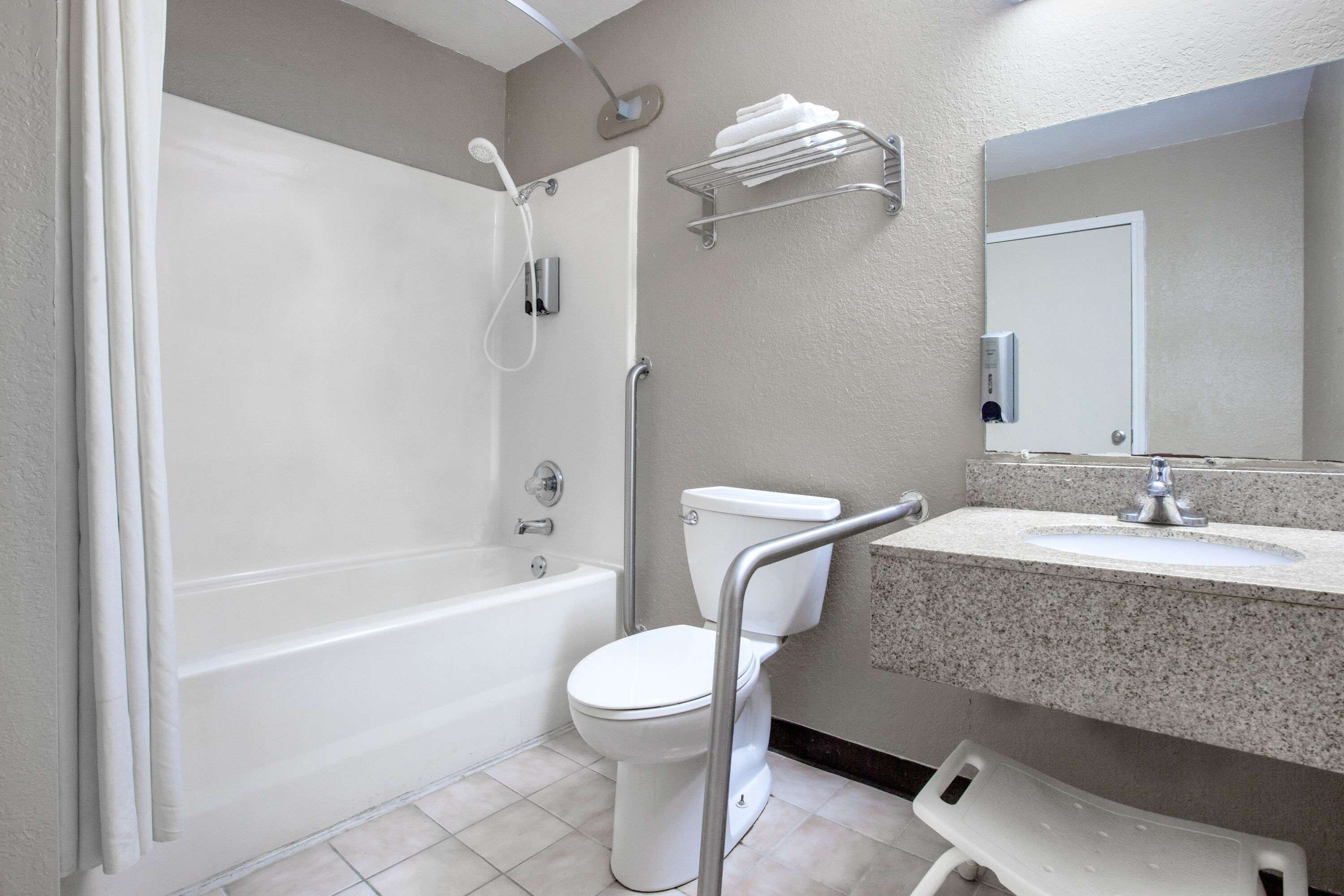 Un baño con bañera, inodoro y lavamanos.