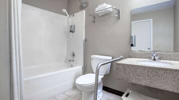 Un baño con bañera, inodoro y lavamanos.