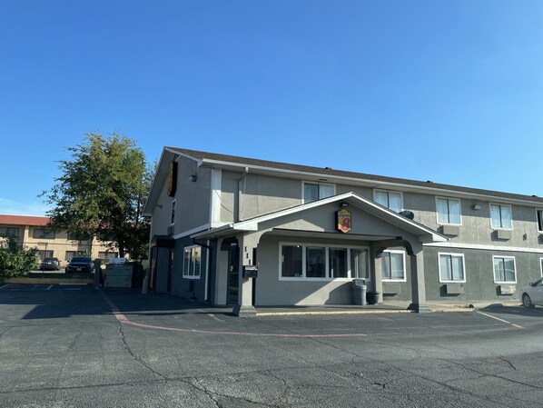 Front of property - Super 8 by Wyndham Sherman (Sherman)