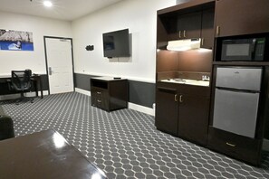 Suite Deluxe, varias camas | Cocina privada | Frigobar, microondas y cafetera y tetera 