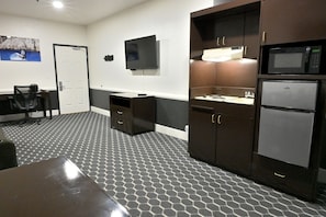 Suite Deluxe, varias camas | Cocina privada | Frigobar, microondas y cafetera y tetera