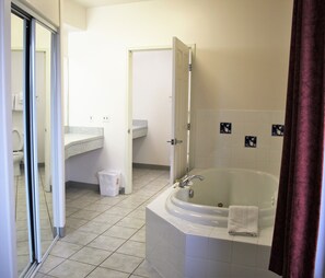 Deluxe-Suite, 2 Queen-Betten | Badezimmer | Dusche, kostenlose Toilettenartikel, Haartrockner, Handtücher