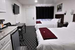 Moderate, 2 Queen Beds | Dundyner, senger med overmadrass, skrivebord og skrivebord for bærbar PC