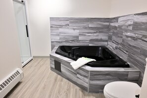 Deluxe Suite, Multiple Beds | Bathroom | Free toiletries, hair dryer, towels, soap - Puffin Inn of Anchorage (Anchorage)