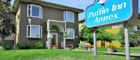 Un bâtiment sur lequel on peut lire l’inscription « Puffin Inn Annex » et où figure le numéro « 4540 » au-dessus de l’entrée.