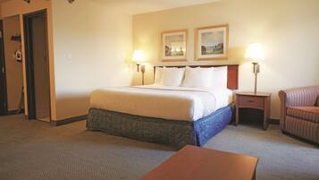 Skrivebord, strykejern/-brett og barnesenger (inkludert)