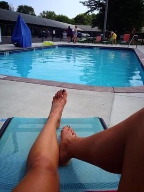 Outdoor pool, pool loungers - Vintage Block Inn & Suites (Okoboji)