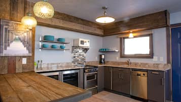 Pop Rocks Suite, 2 Bedrooms, Kitchen | 客房内用餐