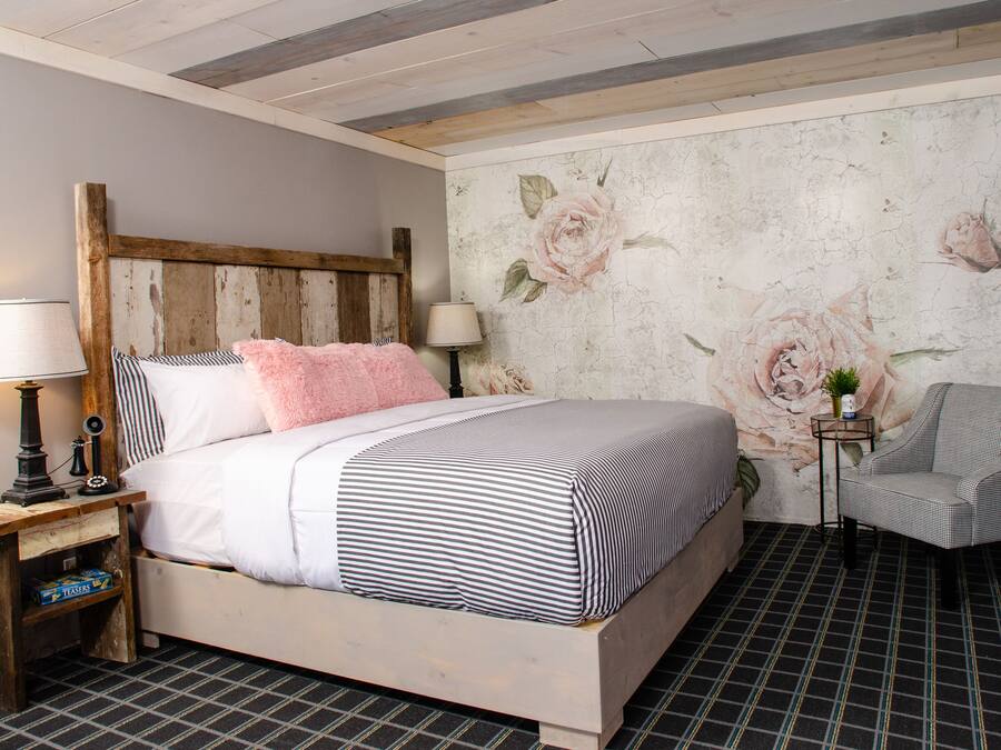 Standard Room, 1 King Bed, Non Smoking | Desk, soundproofing, free WiFi, bed sheets