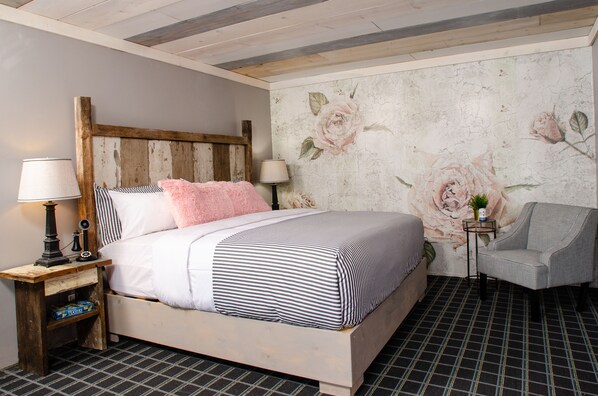 Desk, soundproofing, free WiFi, bed sheets - Vintage Block Inn & Suites (Okoboji)