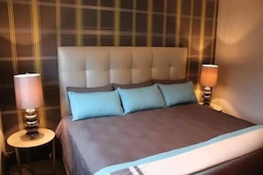Desk, soundproofing, free WiFi, bed sheets