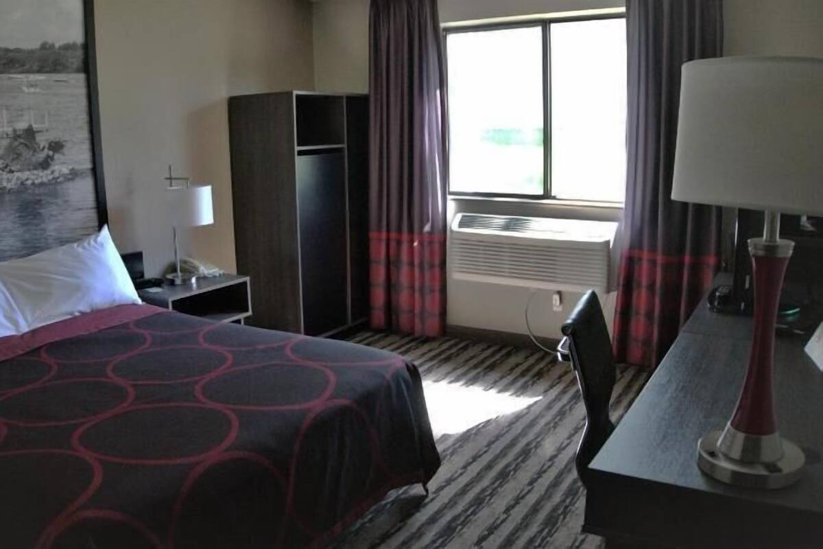 Premium bedding, individually decorated, individually furnished, desk