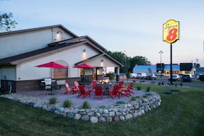 BBQ/picnic Area - Super 8 by Wyndham Spirit Lake/Okoboji (Spirit Lake)