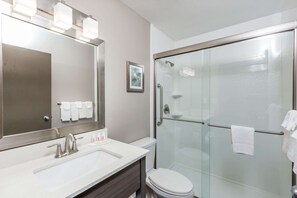 Amenidades de baño gratuitas, secadora de cabello, toallas
