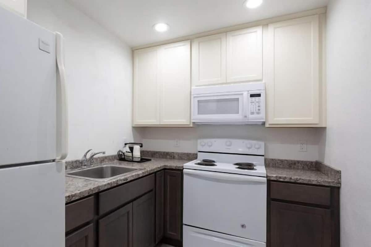 Private kitchen | Fridge, microwave, coffee/tea maker