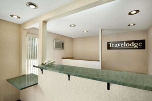 Lobby - Travelodge by Wyndham La Porte/Michigan City Area (La Porte)