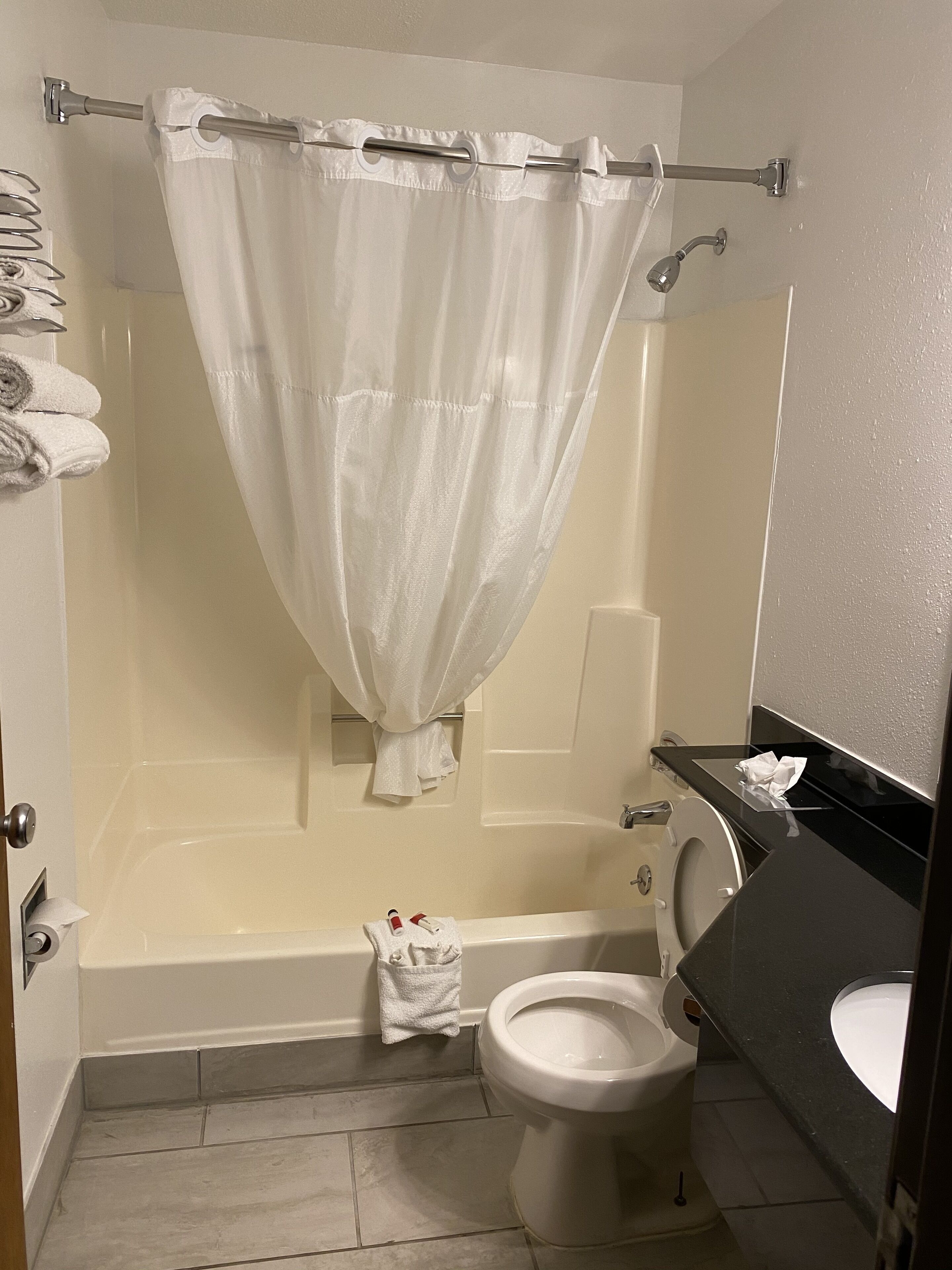 Room, 1 King Bed, Non Smoking | Bathroom