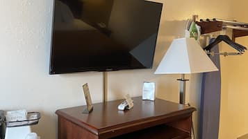 Room, 1 King Bed, Non Smoking | Living area | 42-inch flat-screen TV with satellite channels, TV